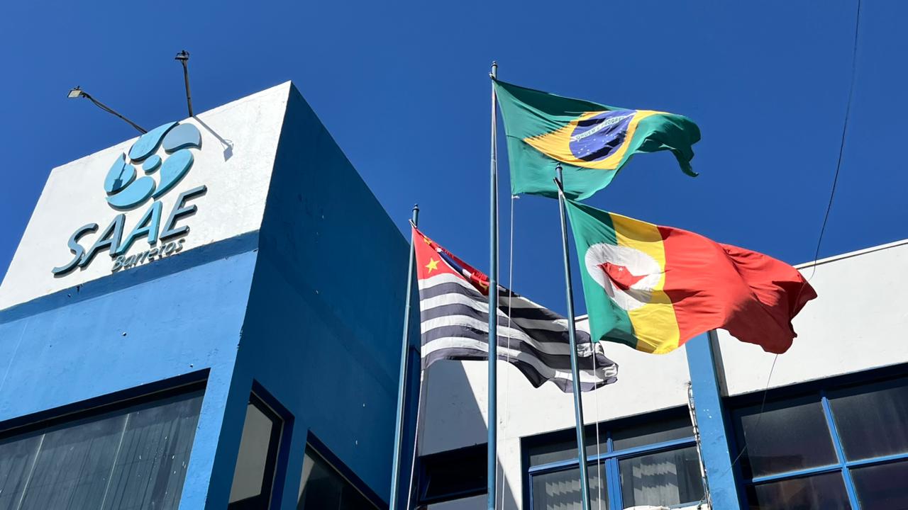 Bandeiras do Brasil, São Paulo e Barretos voltam a ser hasteadas no SAAE após vários anos