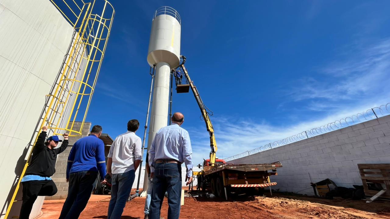 Obra do novo sistema de abastecimento do Batista Ananias avança e já fornece água ao bairro